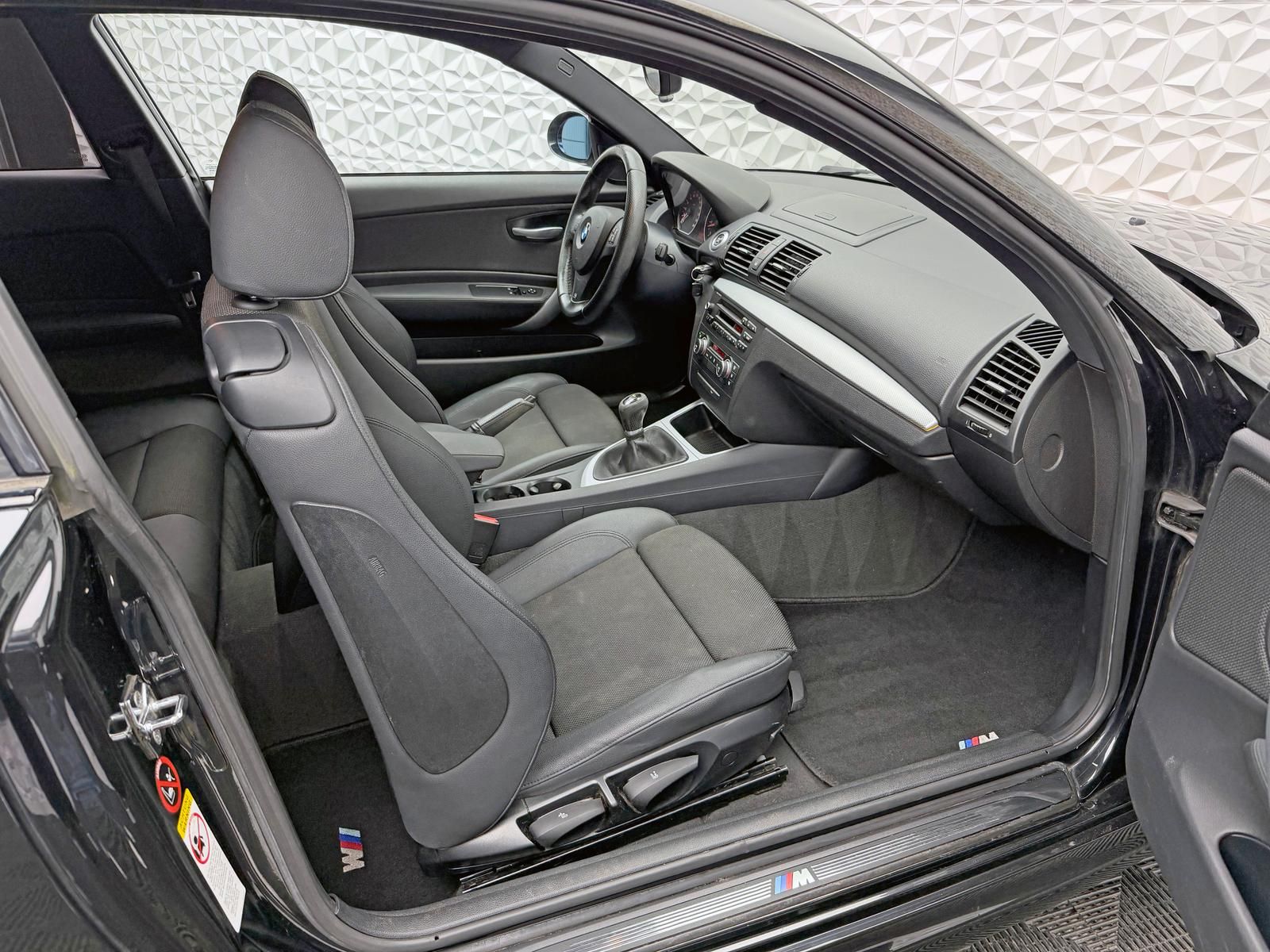 Fahrzeugabbildung BMW 118i M-PAKET/PDC/PANO/KLIMA/SCHECKHEFT/XENON/TFL
