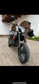KTM 690 SMC R (2024) Top Zustand, Garantie