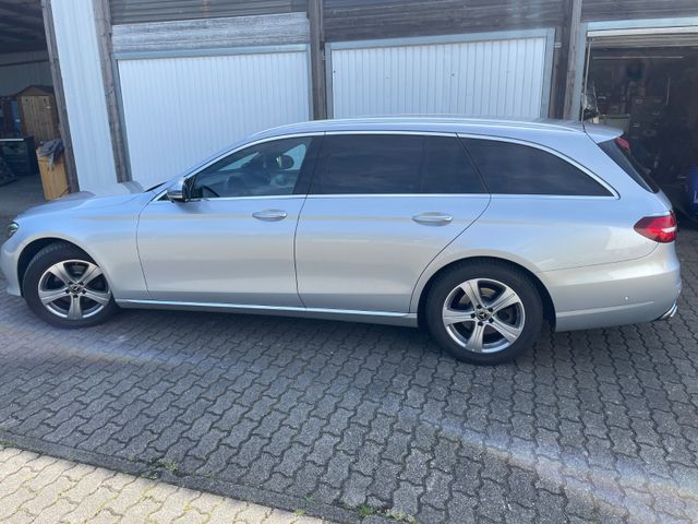 MERCEDES-BENZ E 220 d T Autom. -