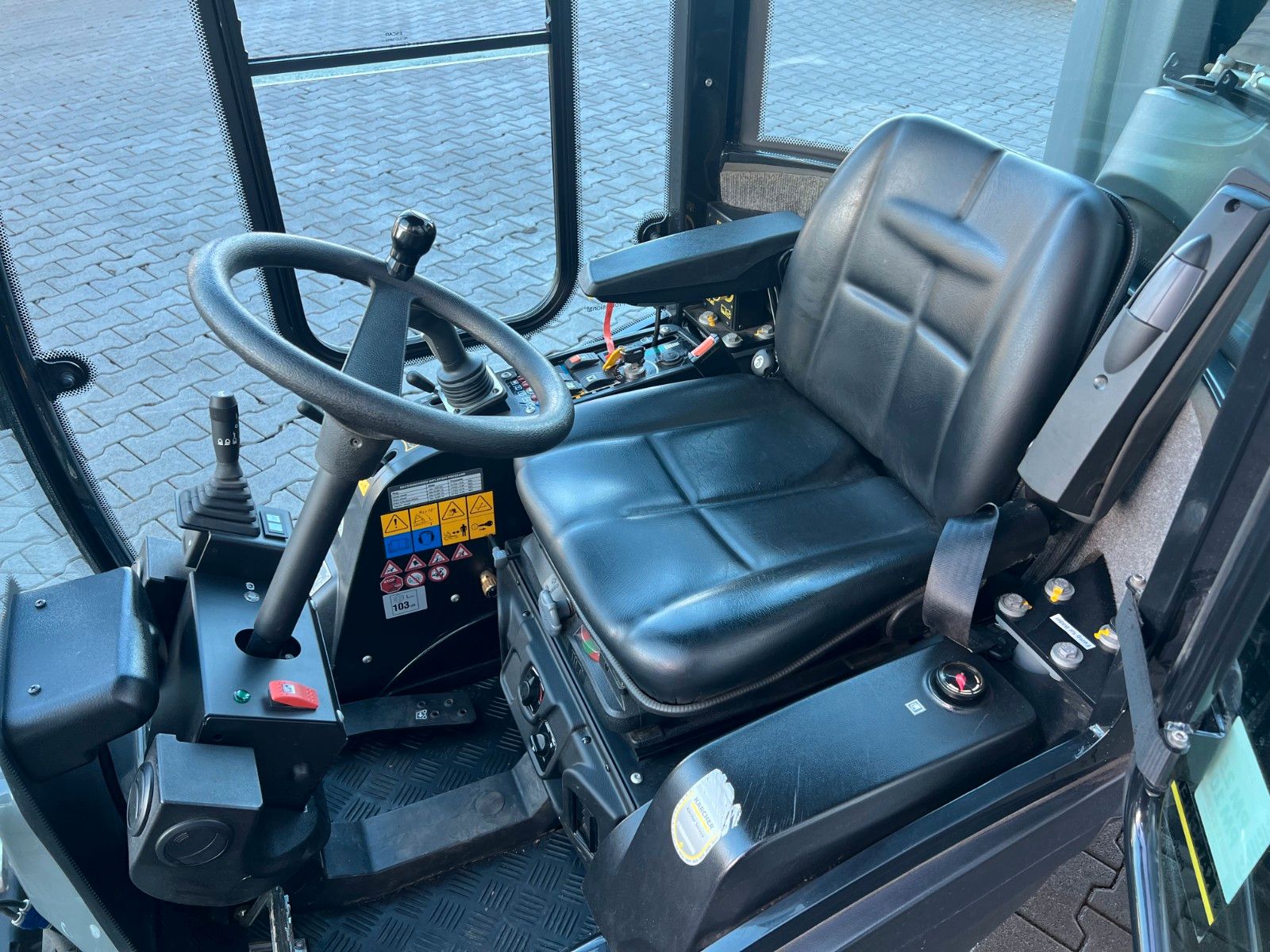 Fahrzeugabbildung Kaercher MIC C /  nur 197h! / Kehrmaschine / 2021