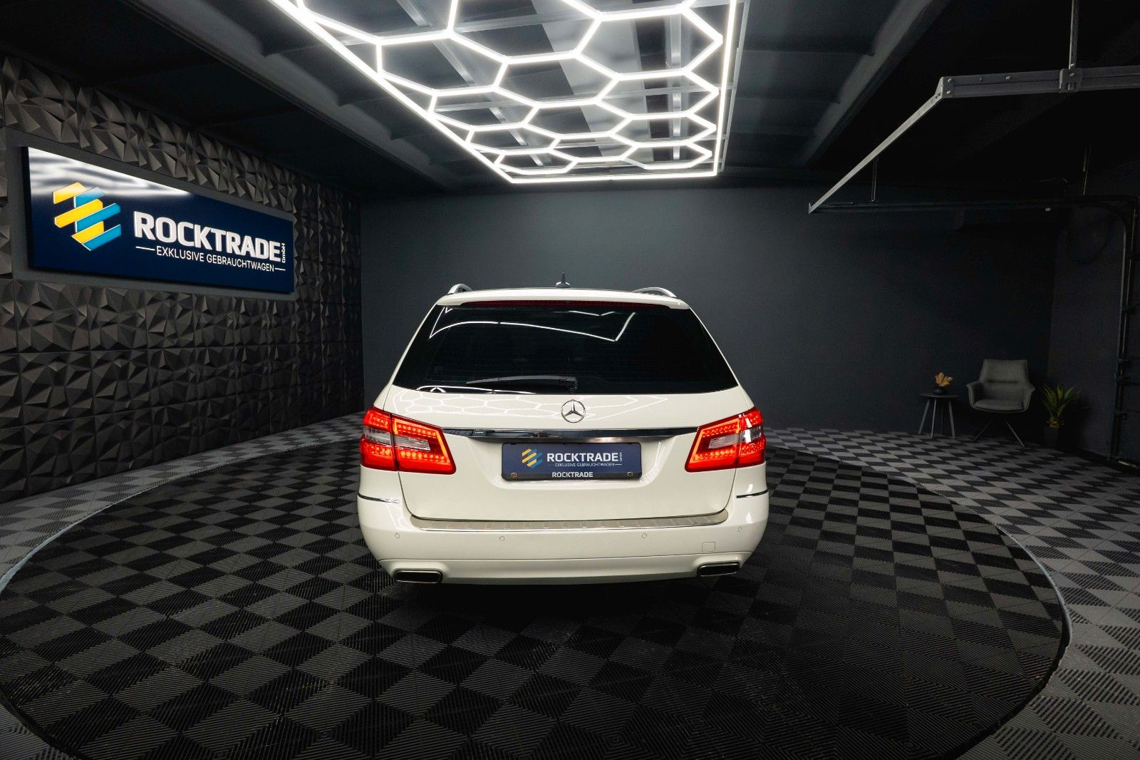 Fahrzeugabbildung Mercedes-Benz E 220 T CDI BlueEfficiency Avantgarde *Bi-Xenon*