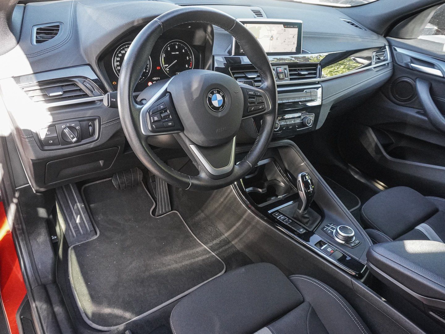 BMW X2 xDrive18d A NAVI LED PDC V H DAB Tempomat LM foto 5