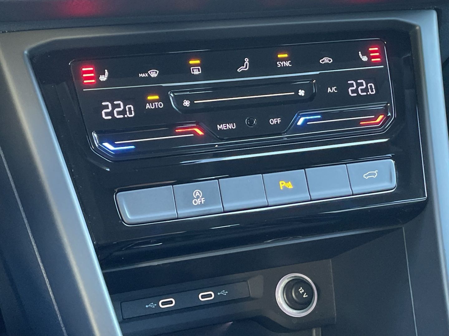 Touran 2.0TDI DSG R-Line AHK/Kamera/ACC/Navi/LED