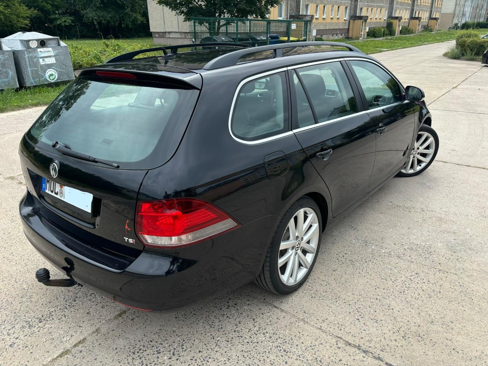 Volkswagen Golf 2011 — rear view