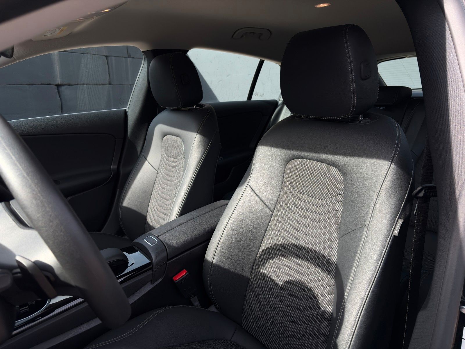 Fahrzeugabbildung Mercedes-Benz CLA 180 Shooting Brake TEMP CarPlay PDC SHZ