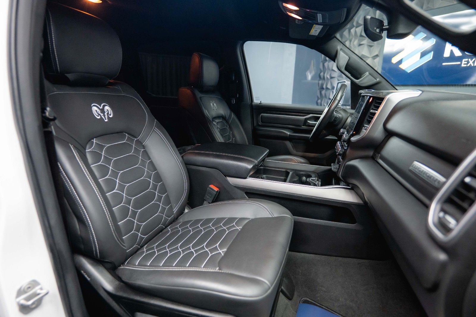 Fahrzeugabbildung Dodge RAM 5.7 V8 HEMI 4x4 LPG Offroad  Night-Paket