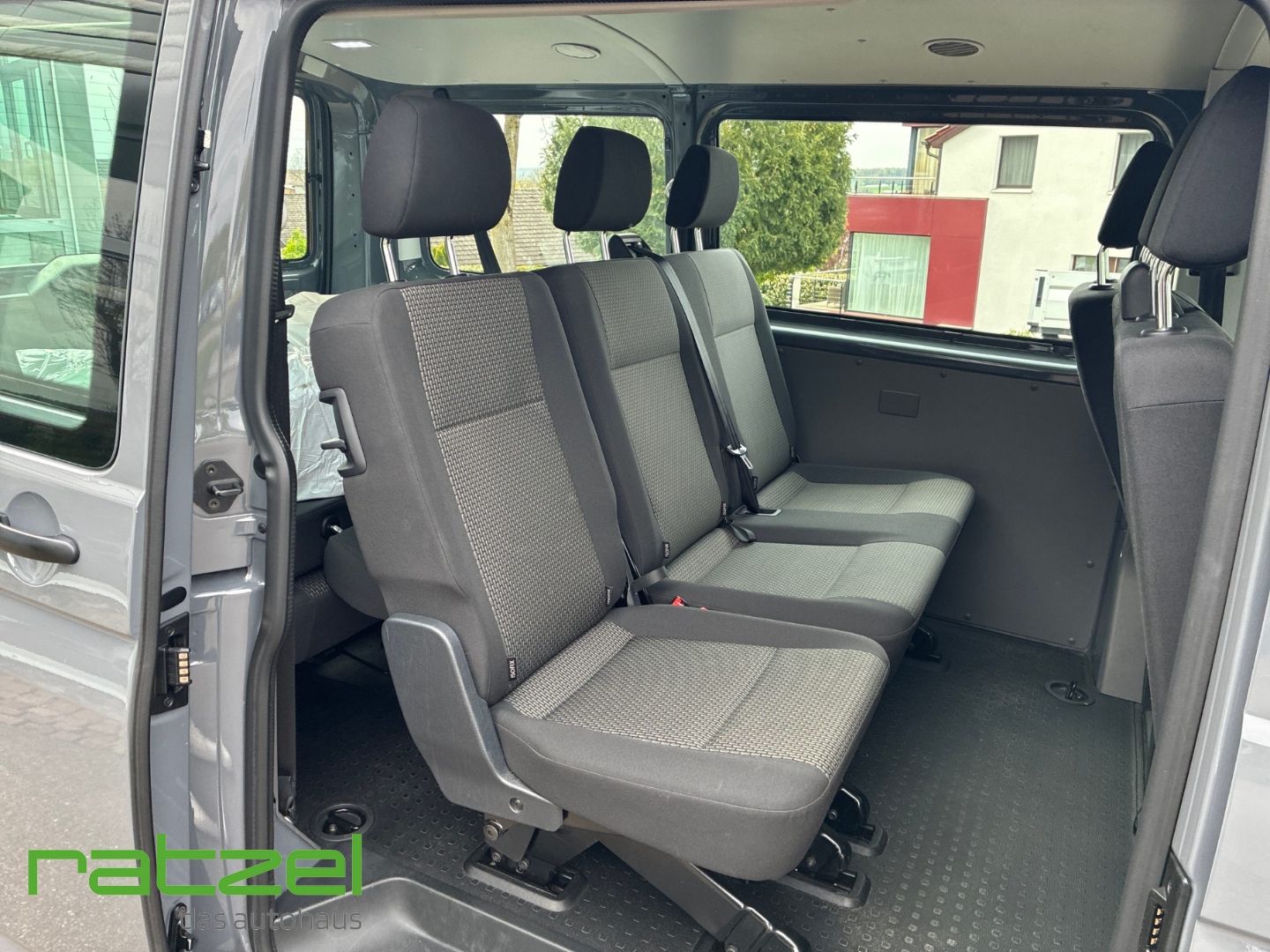 Fahrzeugabbildung Volkswagen T6.1 Transporter KR 2.0 TDI DAB PDC Berganfahras