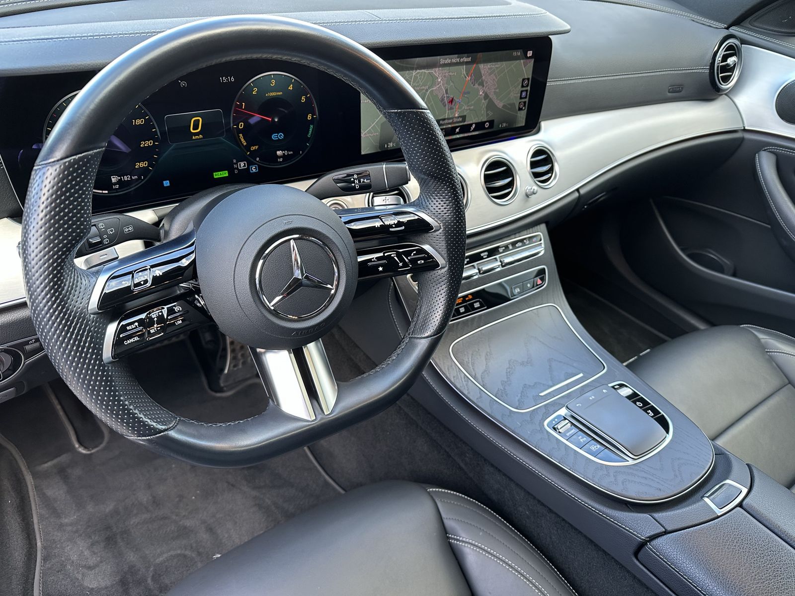 Fahrzeugabbildung Mercedes-Benz E 300de T 4Matic AMG NAV+LED+AHK+WIDESCREEN+PANO