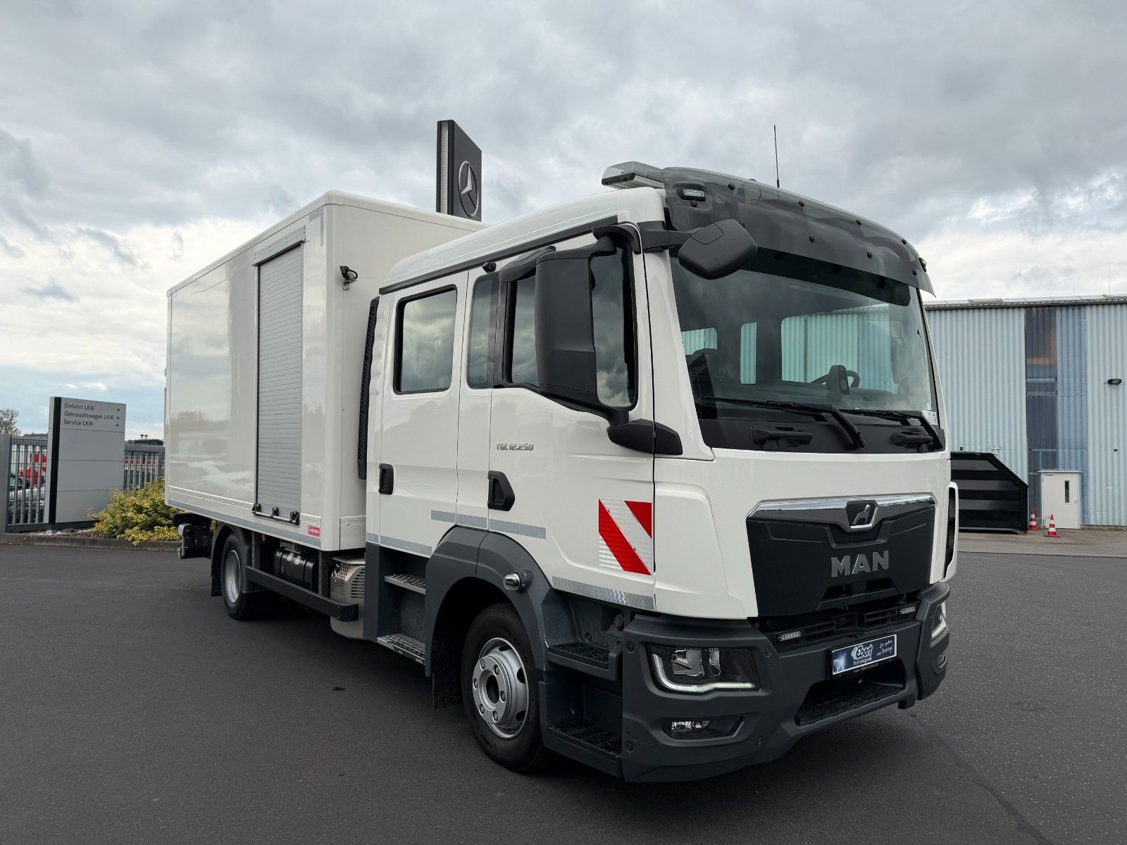 Fahrzeugabbildung MAN TGL 12.250 4x2 BB DoKa LBW 6 Sitze 2 AHK 2 Rollo