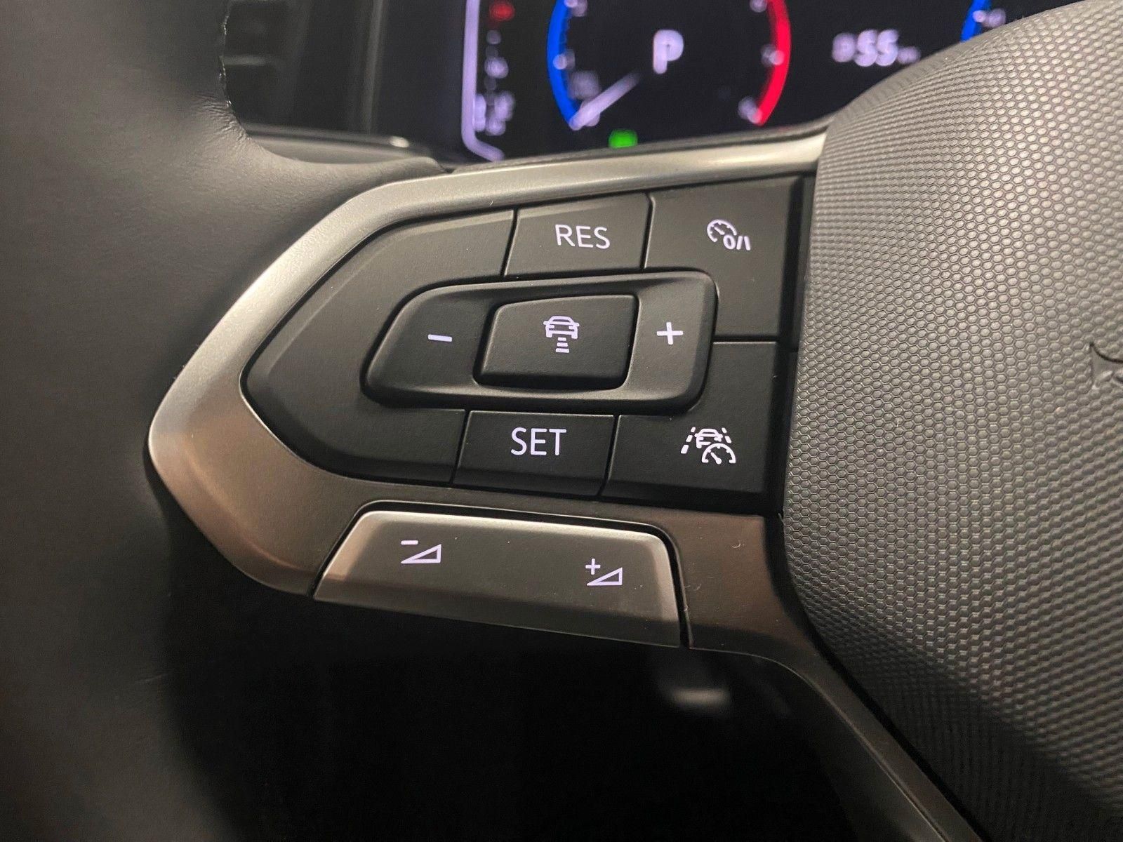Fahrzeugabbildung Volkswagen T-Roc 1.5 TSI DSG Style+IQ MATRIX+Black Style+++