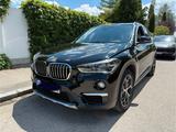 BMW X1 xDrive20i xLine -Autom/AHK/Panorama/Sport/1Hd - Cars in München: Auto