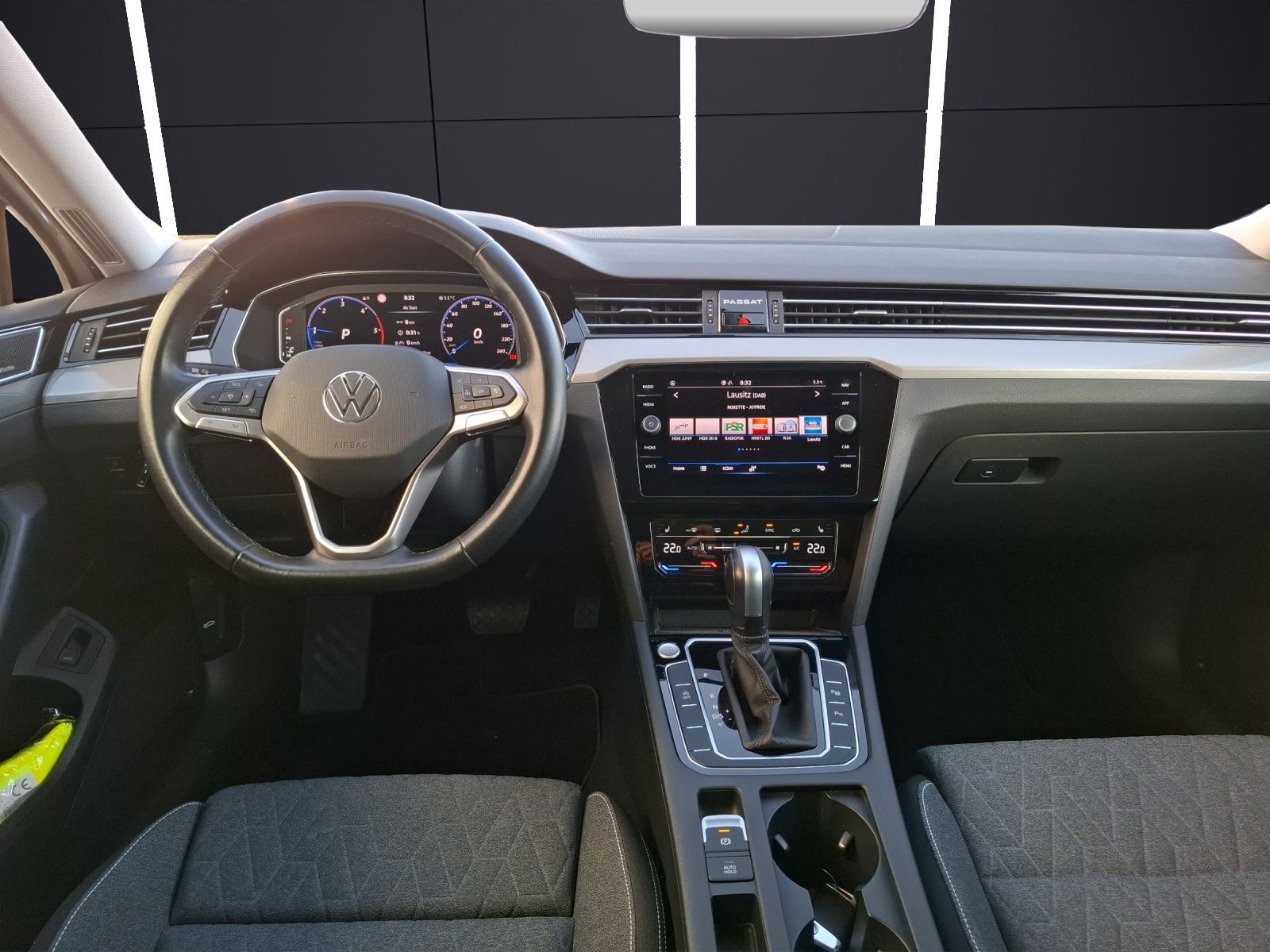 Fahrzeugabbildung Volkswagen Passat Variant TDI Business DSG R-Line Matrix AH