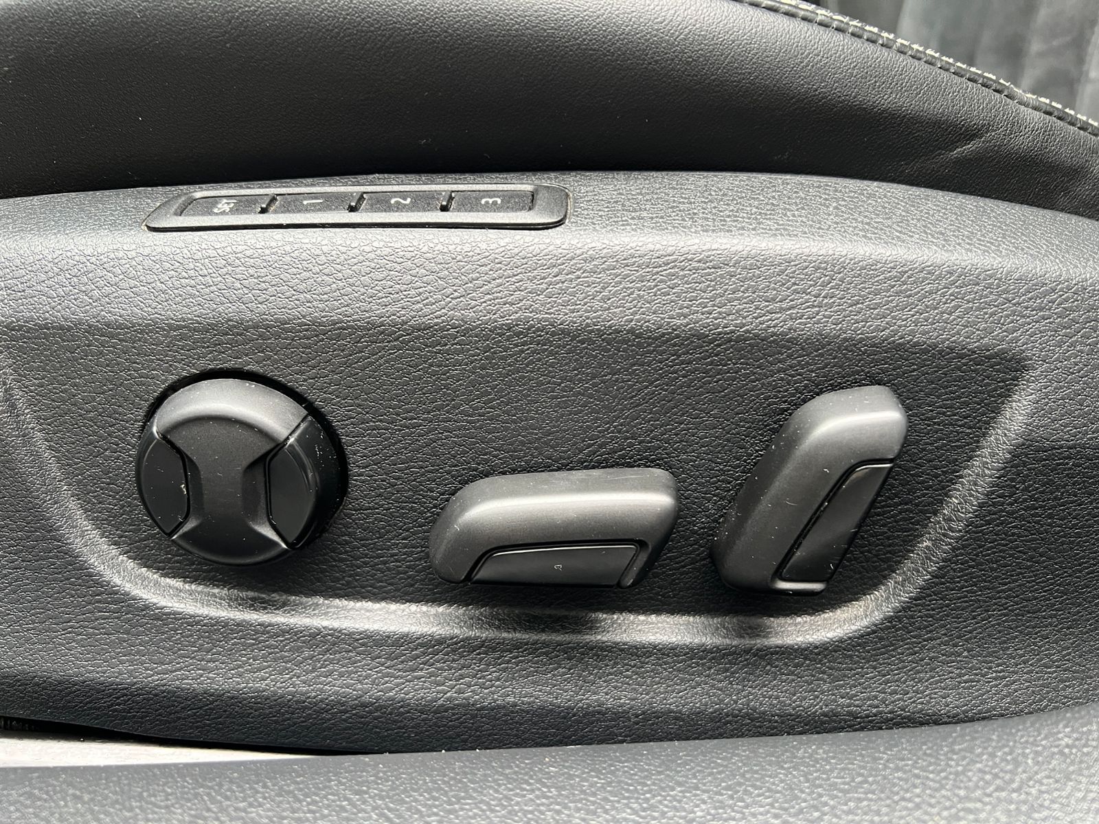 Fahrzeugabbildung SKODA Superb Combi Style 2.0 TDI DSG 4x4 *Navi, Sounds