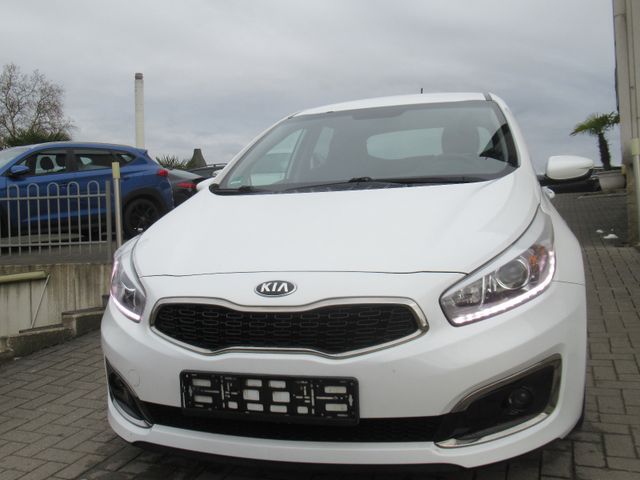 Kia Ceed UEFA Euro 2016-Navi-Kamera-SHZ-LHZ-1.Hand