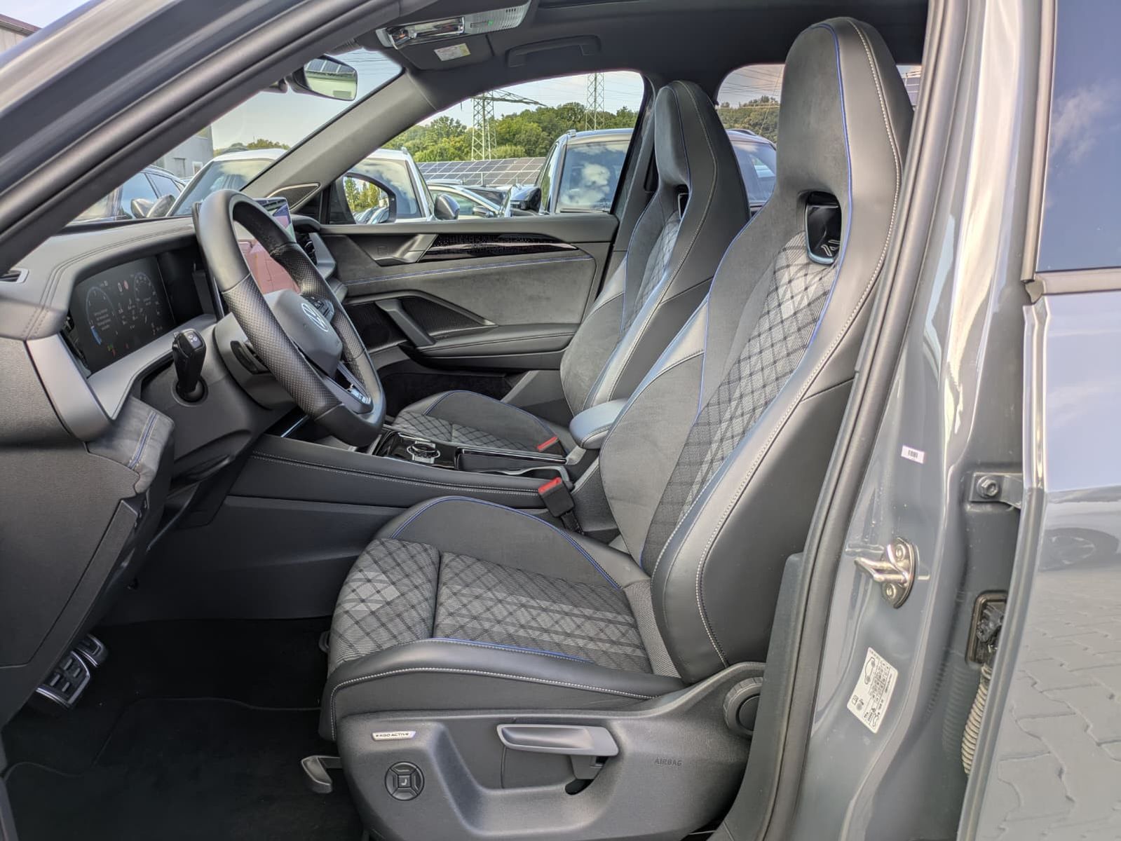 Fahrzeugabbildung Volkswagen Tayron 2.0 TDI 4M R-Line BLACK*7Si*MATRIX*PANO