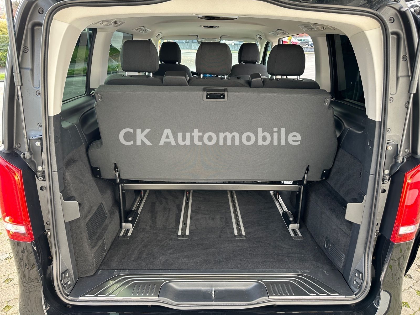 Fahrzeugabbildung Mercedes-Benz V 300d EDITION Kompakt/7 Sitze/Navi/LED/AHK