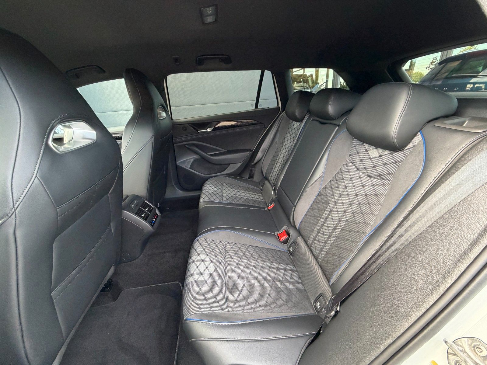 Volkswagen Passat Variant 2.0TDI 4Motion R-Line AHK Standhz foto 12