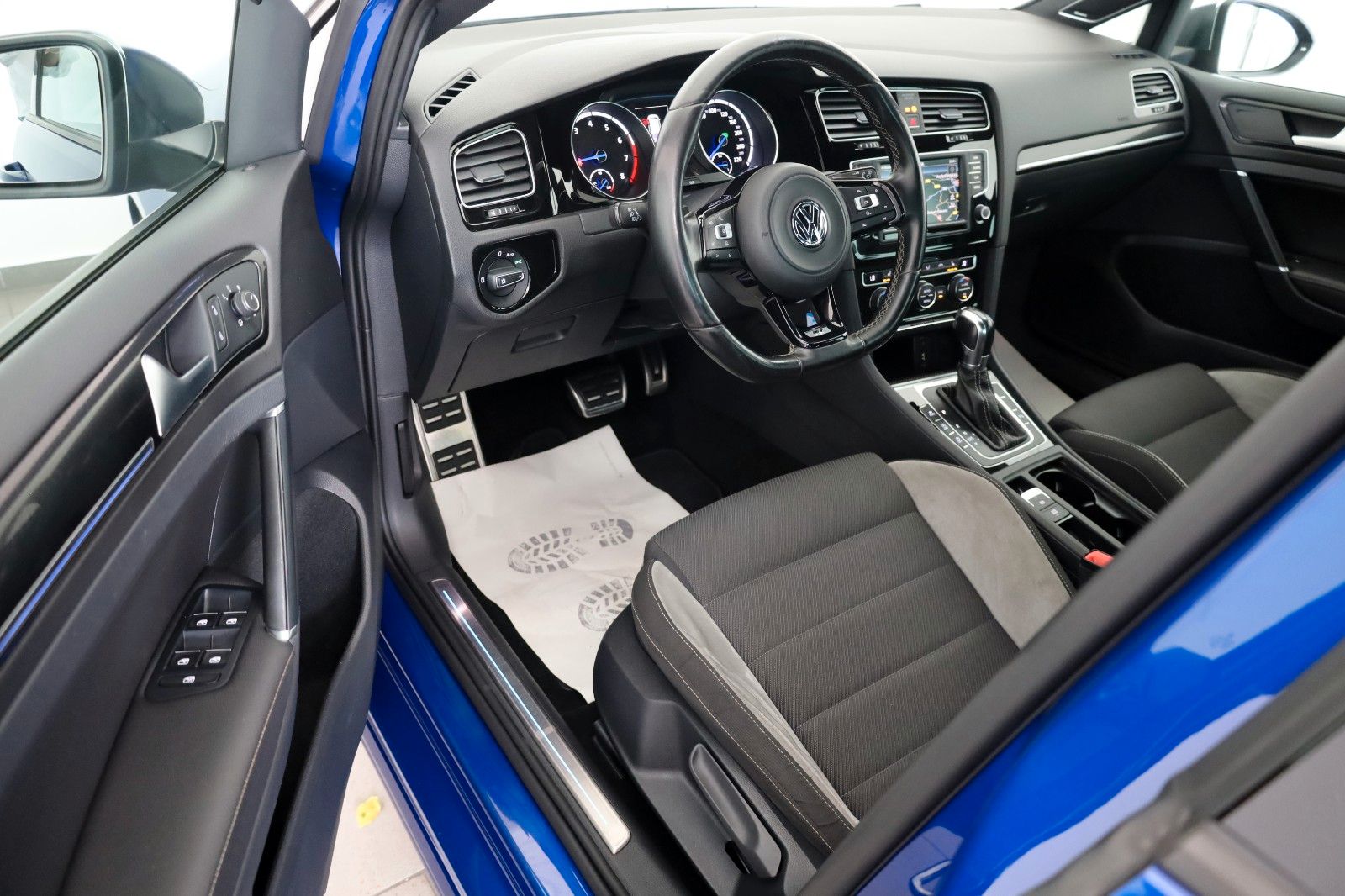 Fahrzeugabbildung Volkswagen Golf VII Variant R 4M Navi,Bi-Xenon,SH,PDC