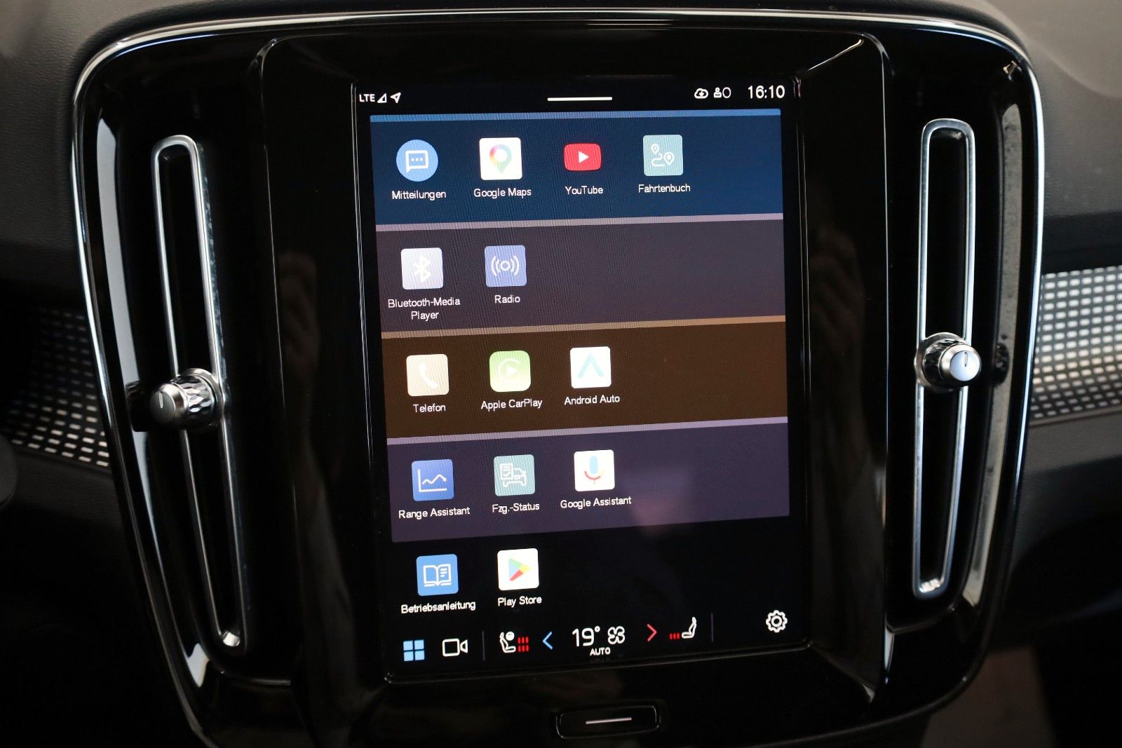 Fahrzeugabbildung Volvo XC40 Plus Recharge,T.Leder,Navi,LED,Kamera,SH