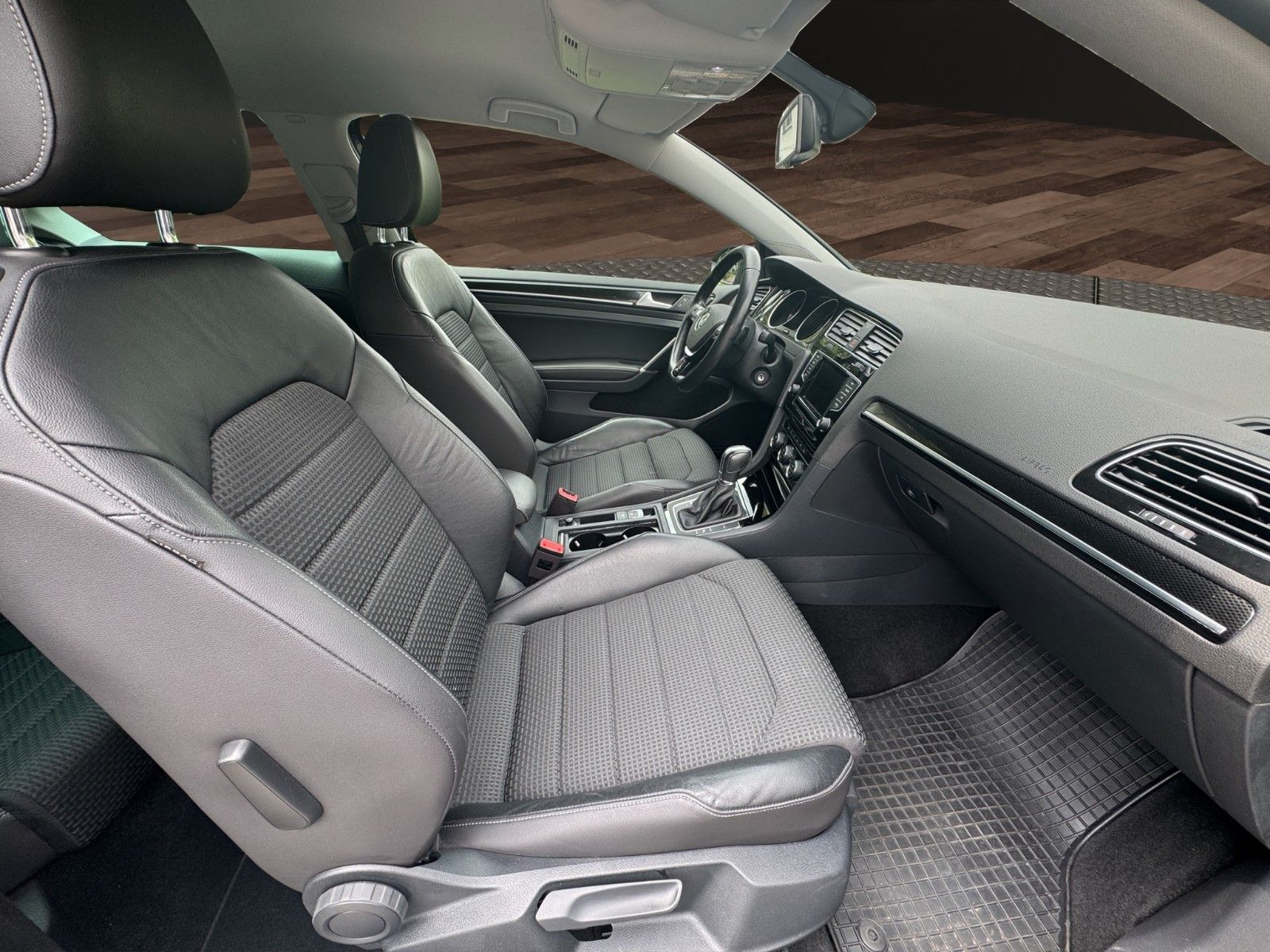 Fahrzeugabbildung Volkswagen Golf VII Lim. Highline BMT Automatik/Navi/Kamara