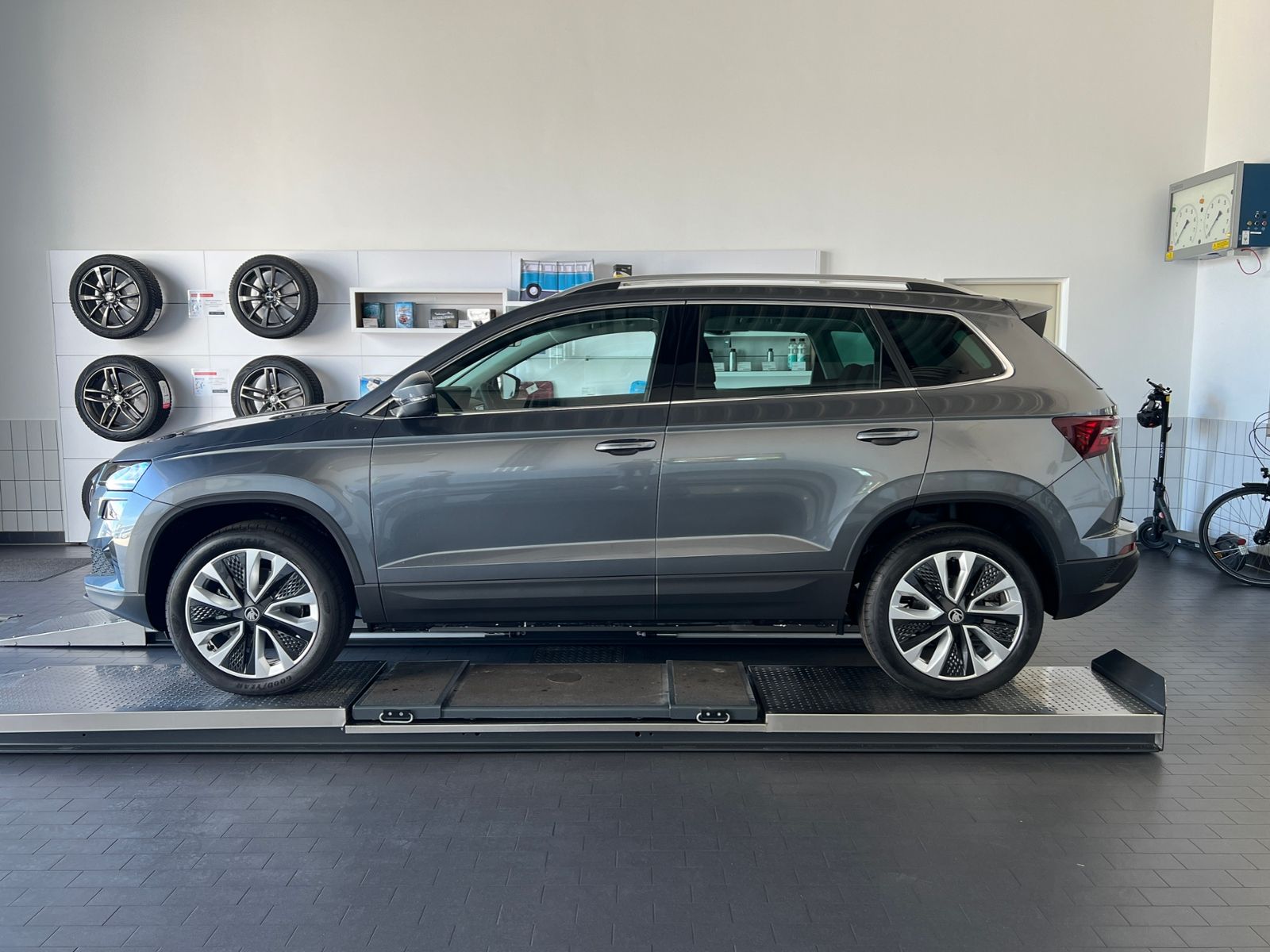 Fahrzeugabbildung SKODA Karoq Selection 1.5 TSI DSG *AHK, LED, 18"-LM*