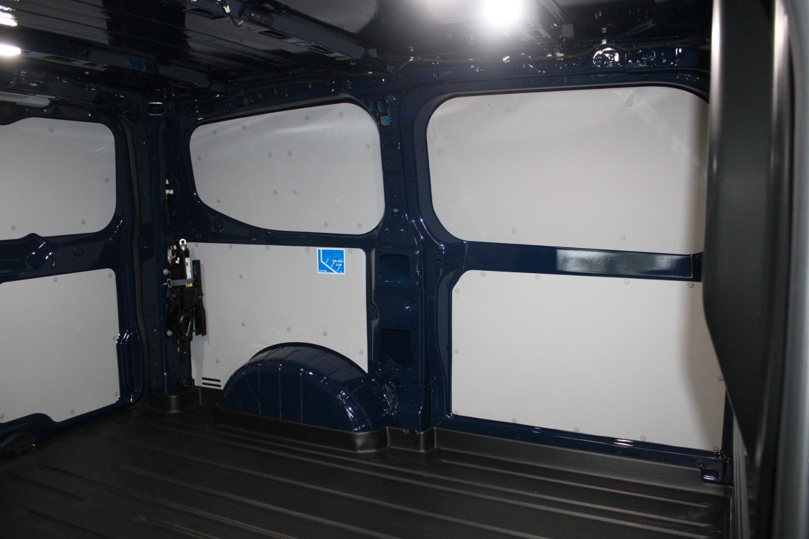 Fahrzeugabbildung Ford Transit Custom TREND L1 Kasten AHK + DACHTRÄGER