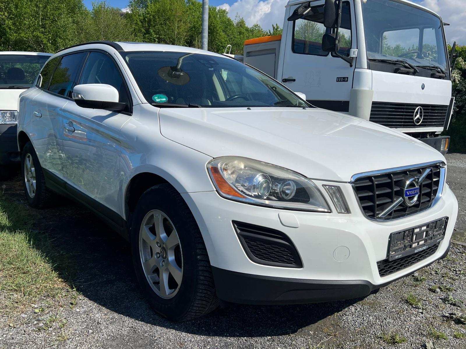 Volvo XC60 Kinetic 2WD PANO LEDER KLIMA