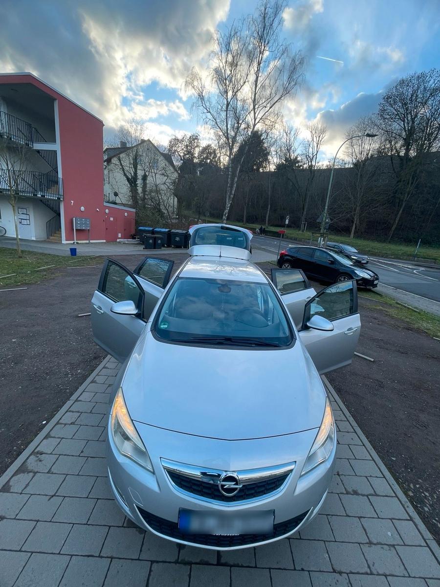 Opel Astra 2010 — photo 14