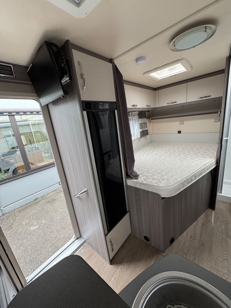 Fahrzeugabbildung Hobby T 65 HFL Optima on Tour Hubbett