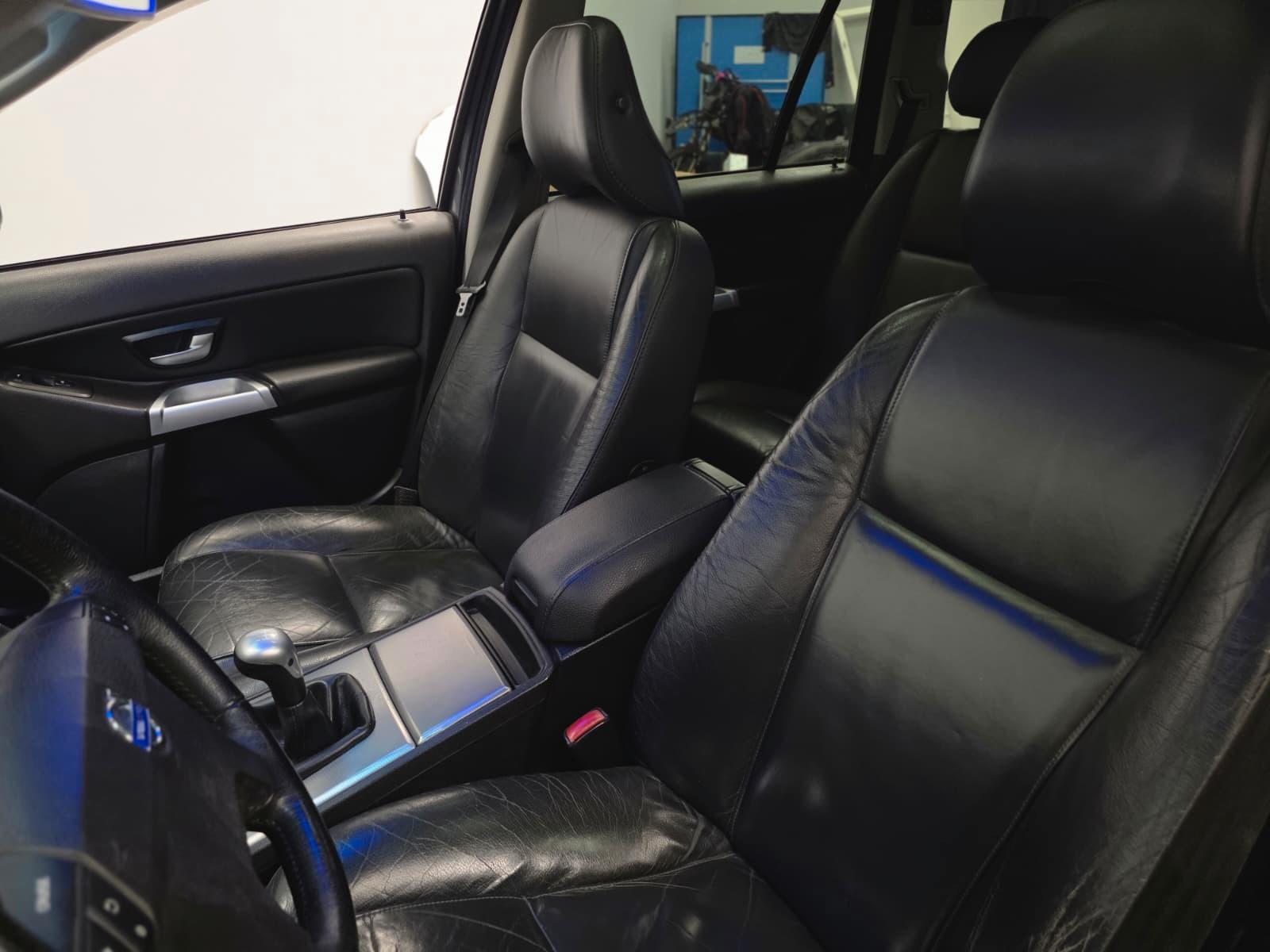 Volvo XC90 D5 Momentum 2.4 5 cyl. 185 ch BVM 4x4 / 172 300 km / Toit ouvrant / Cuir / Distribution neuve / Attelage