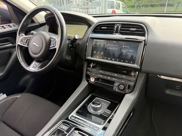Jaguar F-Pace - 11