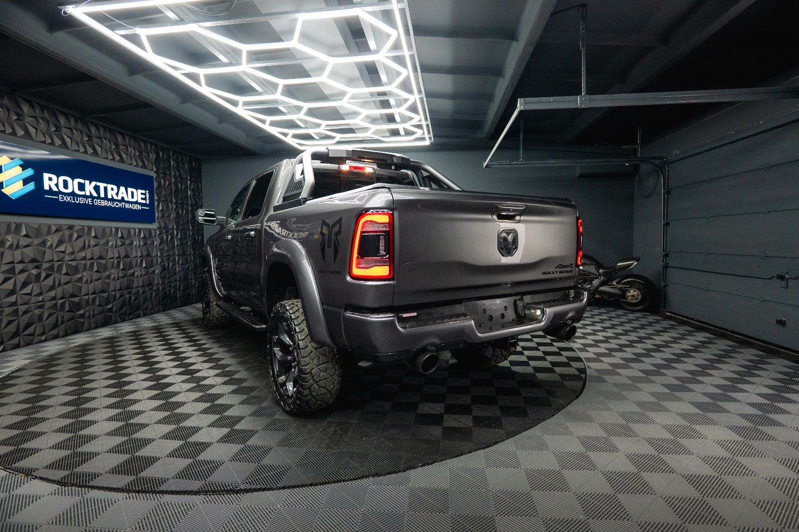 Fahrzeugabbildung Dodge RAM 5.7 V8 HEMI 4x4 ROCKY RIDGE OFFROAD Pano 19%