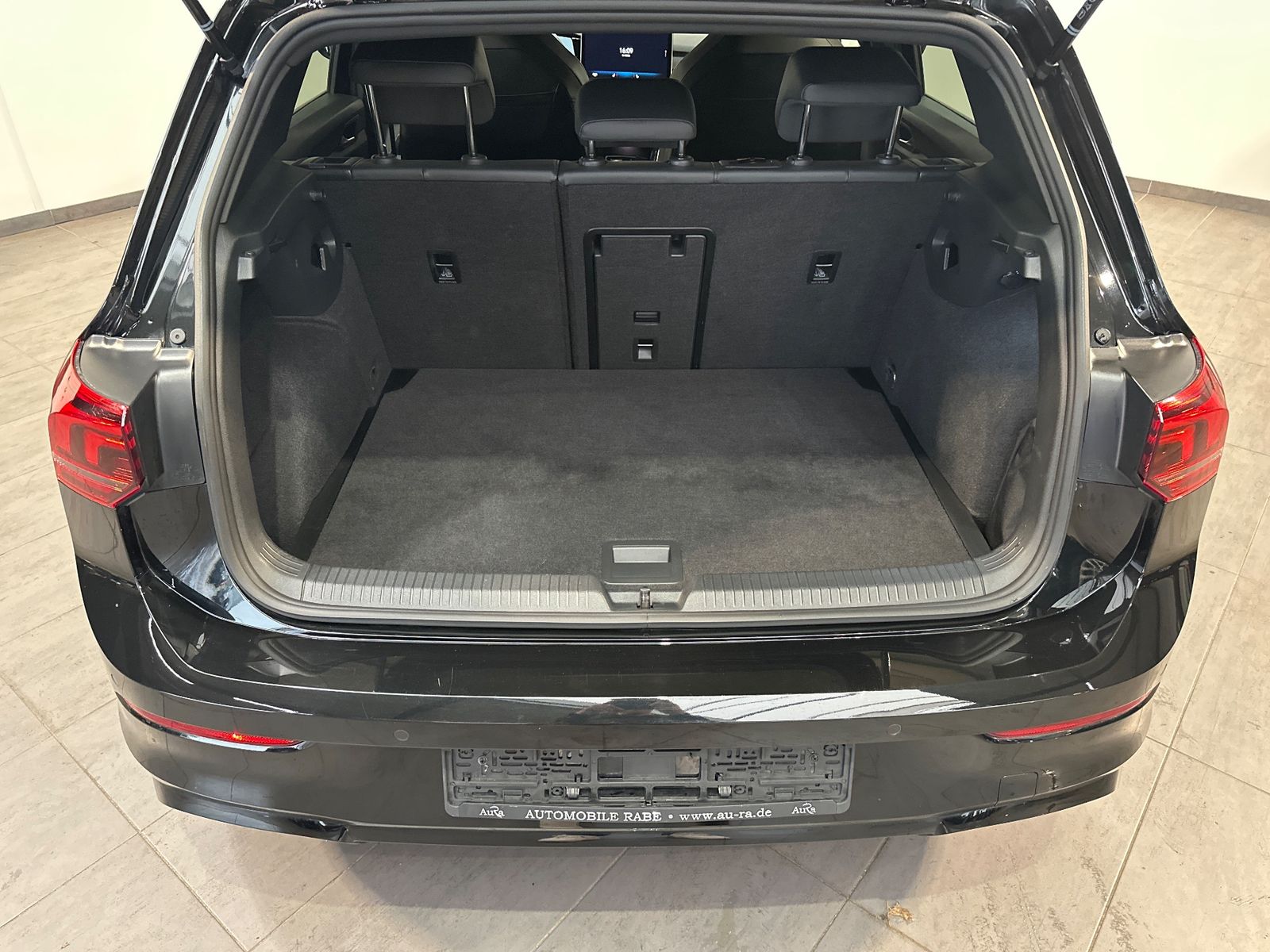 Fahrzeugabbildung Volkswagen Golf 1.5 eTSI R-Line LED+KAM+SHZ+KEYLESS+17ZOLL