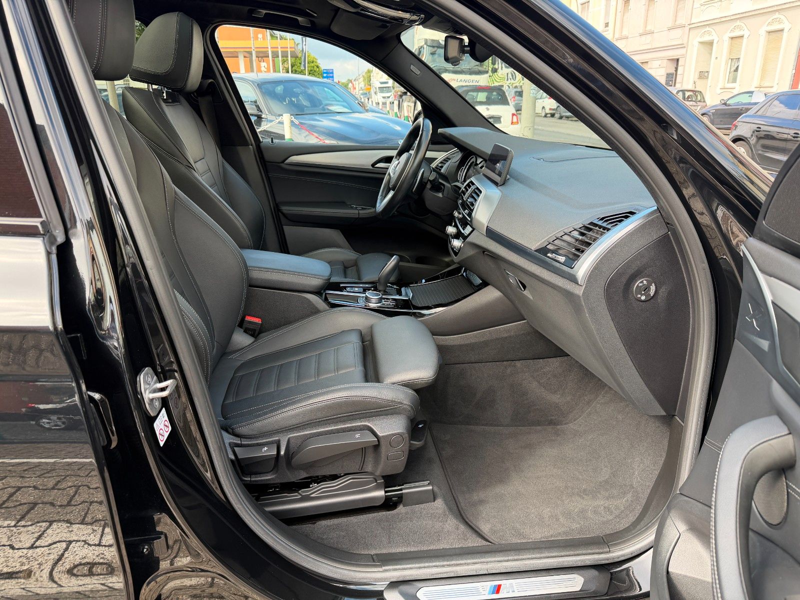 Fahrzeugabbildung BMW X3 xDrive 20 d M SPORT HUD AHK LEDER PANO D-KEY