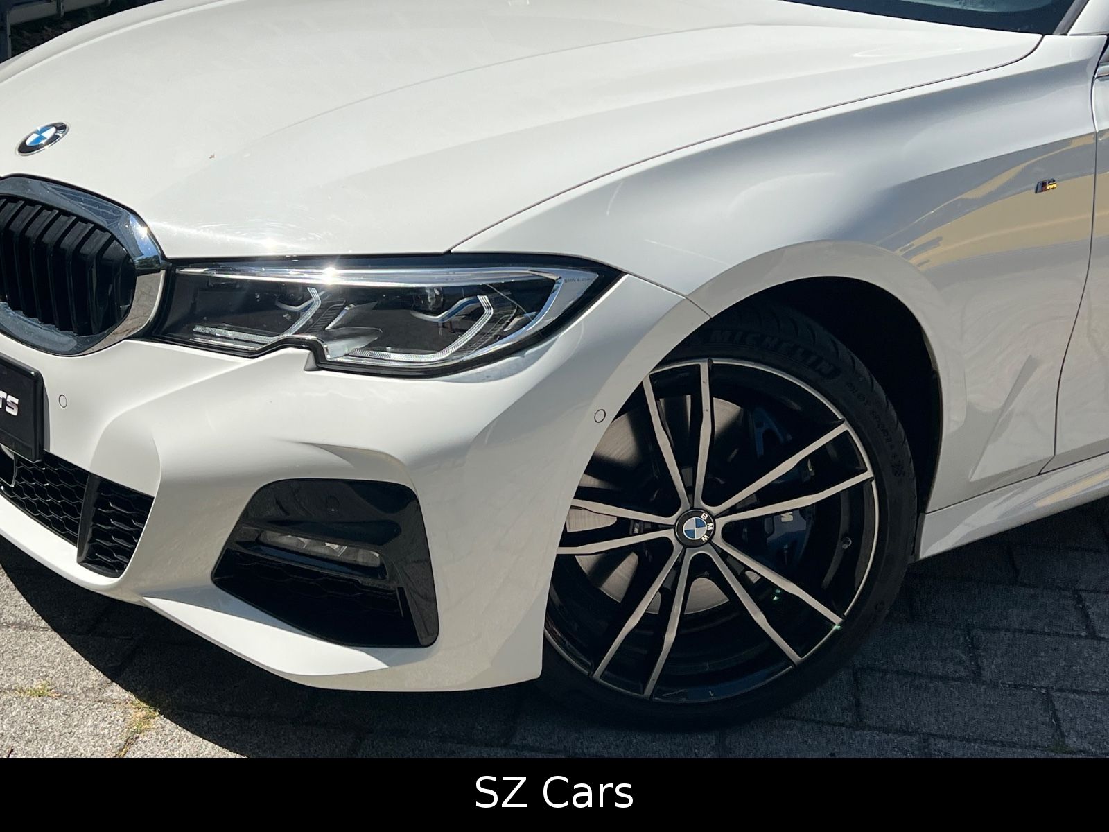 BMW 330d Touring xDrive M Sport*AHK*PANO* imagem 2
