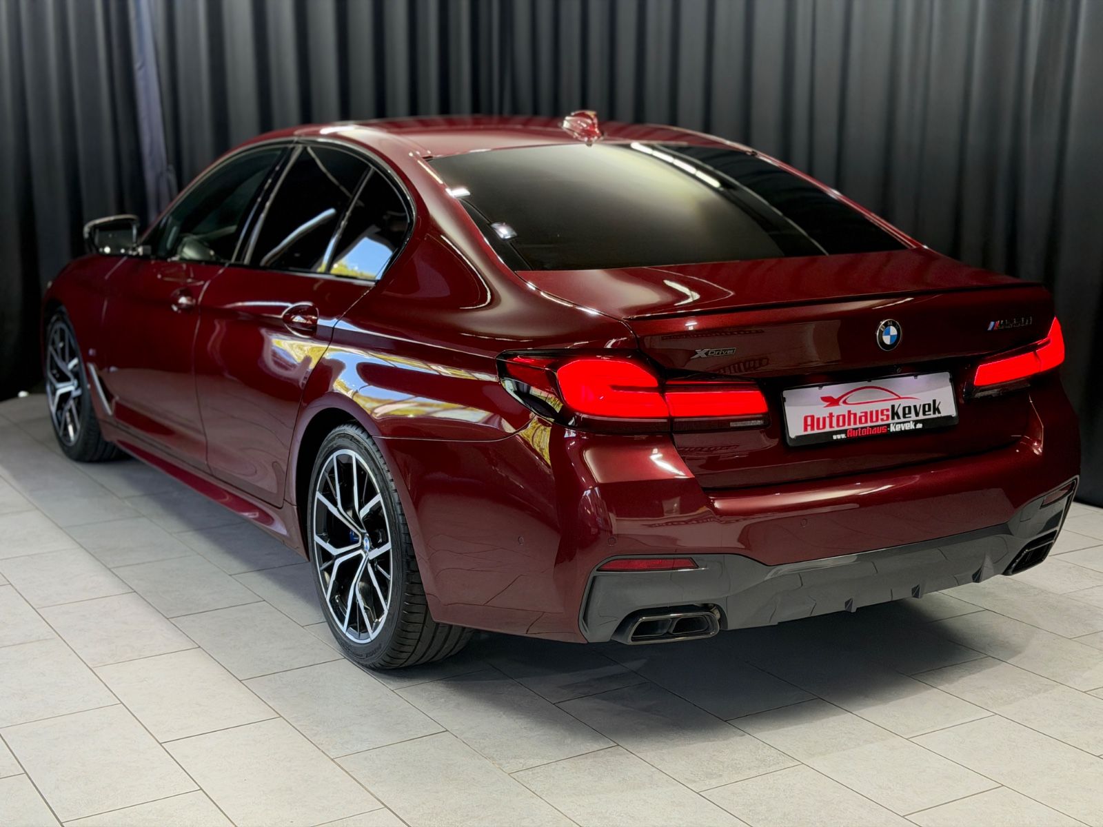 Fahrzeugabbildung BMW M550 i xDrive Limousine|INDIVIDUAL|LASER|H&K|HuD