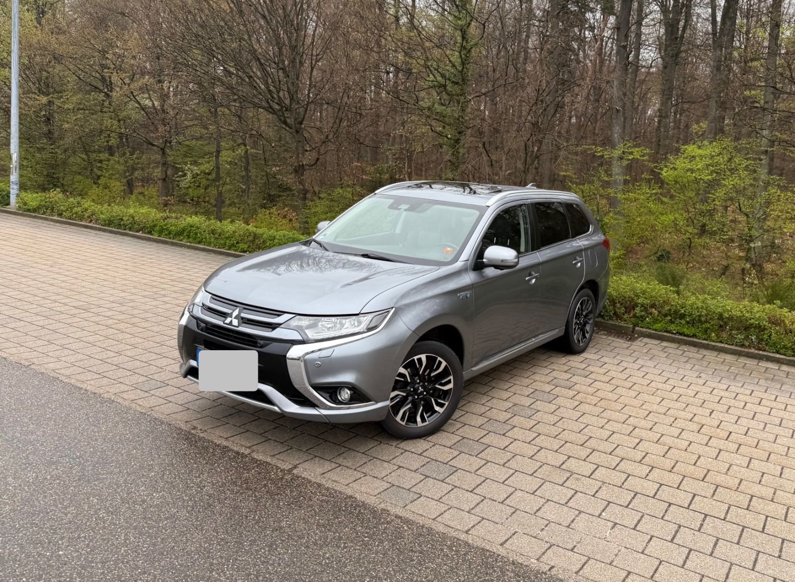 MITSUBISHI Plug-in Hybrid Outlander