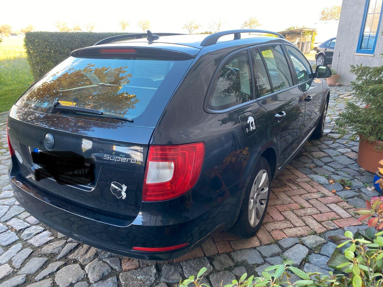 Skoda Superb 2011 — rear view