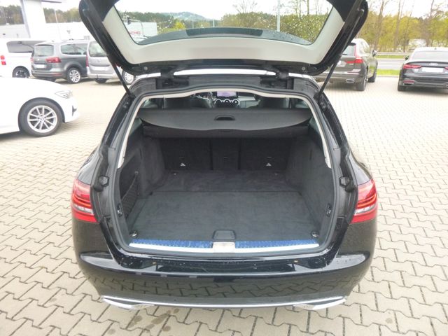 Fahrzeugabbildung Mercedes-Benz C 220d T >AUT/PANO/STANDHEIZ/LED-LICHT...