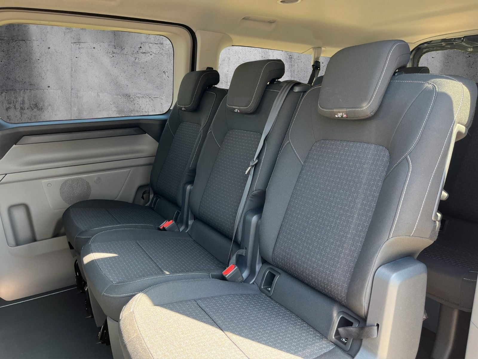 Fahrzeugabbildung Ford Transit Custom Kombi  L2 Trend *Si8*Klima hinten