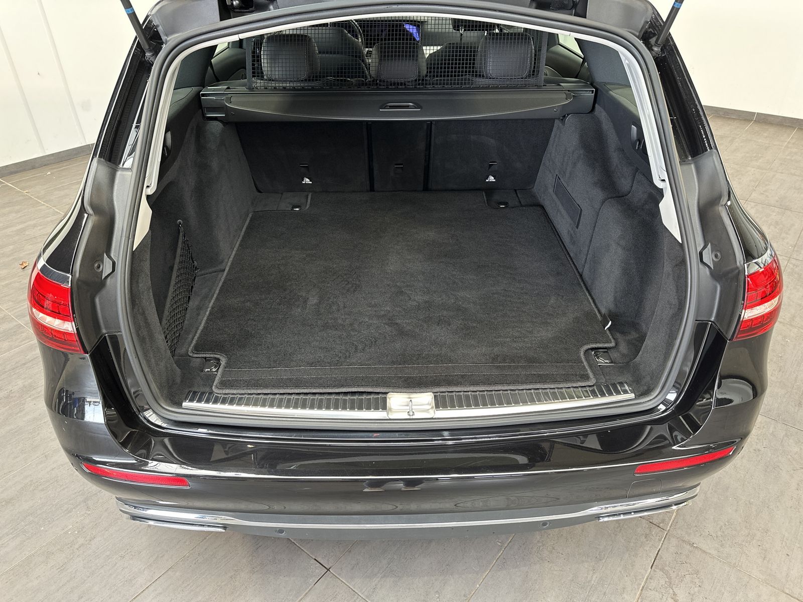 Fahrzeugabbildung Mercedes-Benz E 300d T 4M Avantgarde NAV+LED+360°+WIDE+HUD+1HD