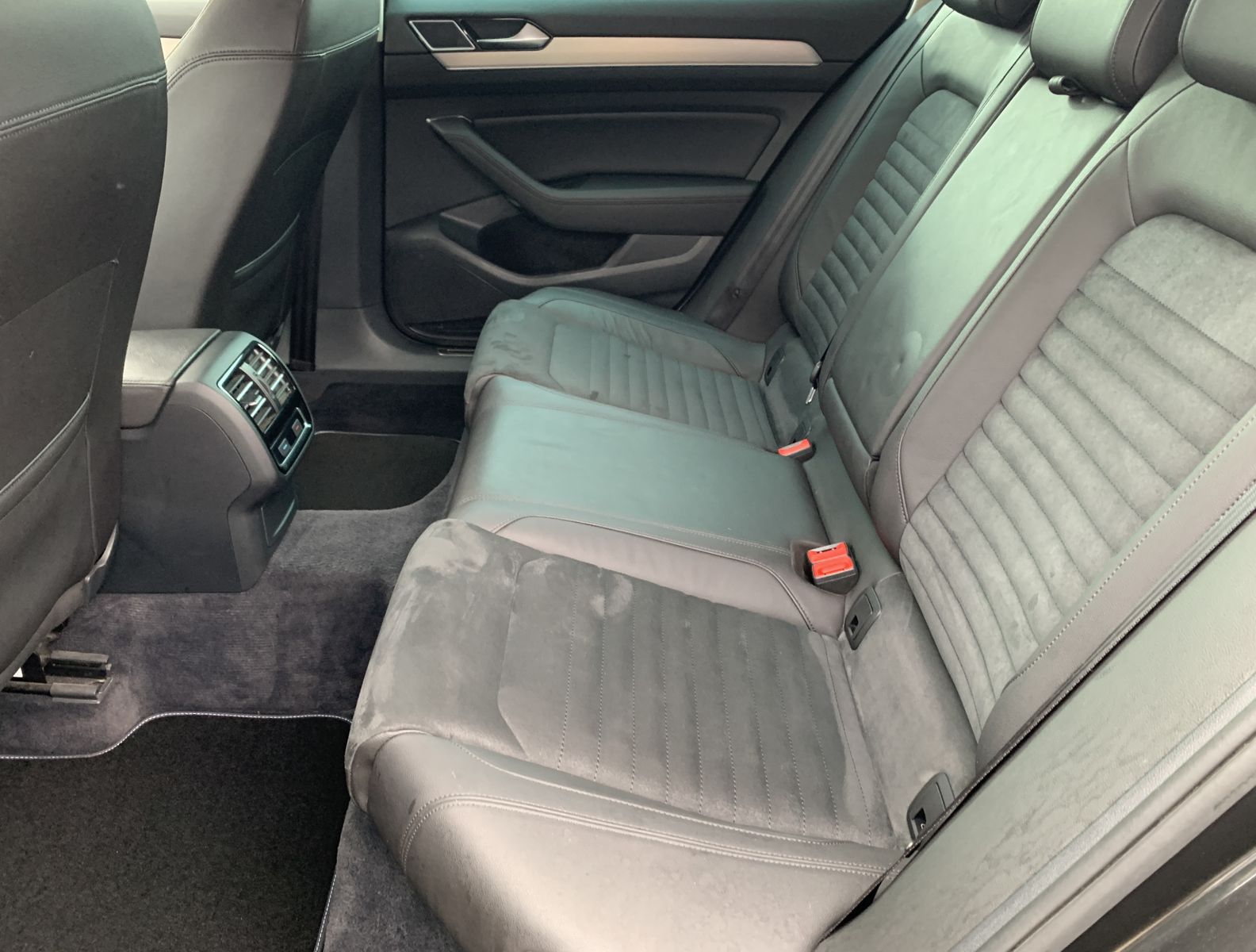 Fahrzeugabbildung Volkswagen Passat Variant 2.0 TDI*R-Line*STHZ*AHK*Alcantara