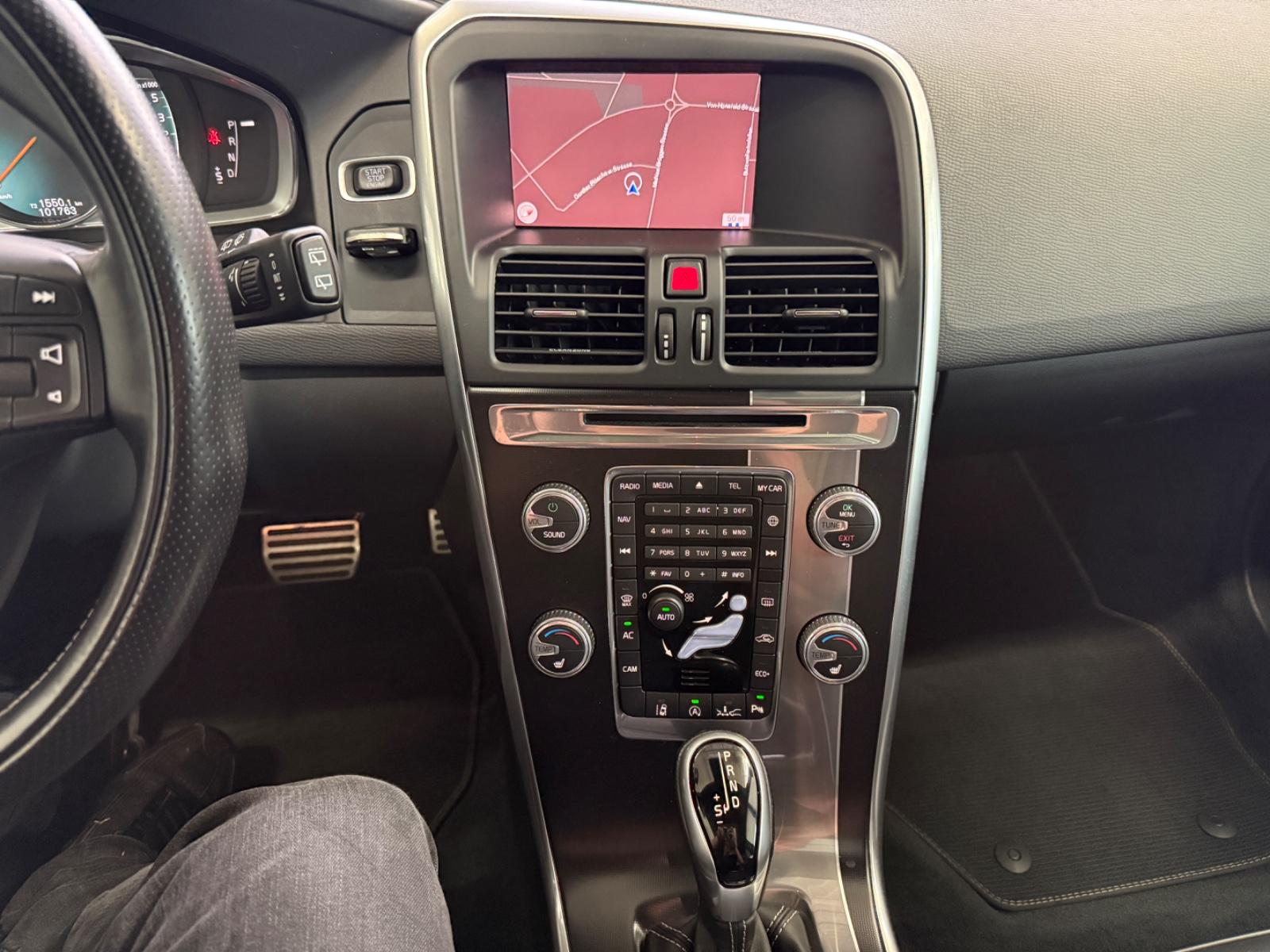 Volvo XC60 2.0 D4*MOMN*R-DSGN*2WD*ACC*PAN*CAM*BI-XN*AH
