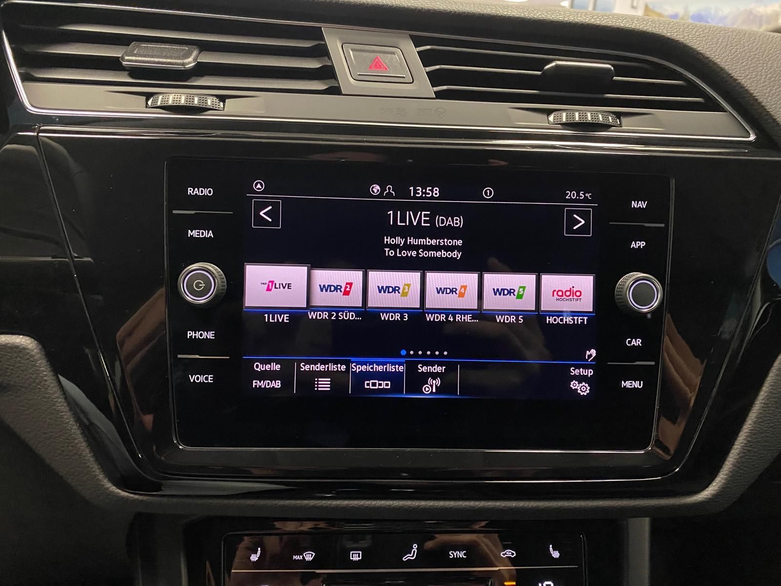 Fahrzeugabbildung Volkswagen Touran 1.5 TSI Comfortline+MATRIX+ACC+TOTWINKEL+