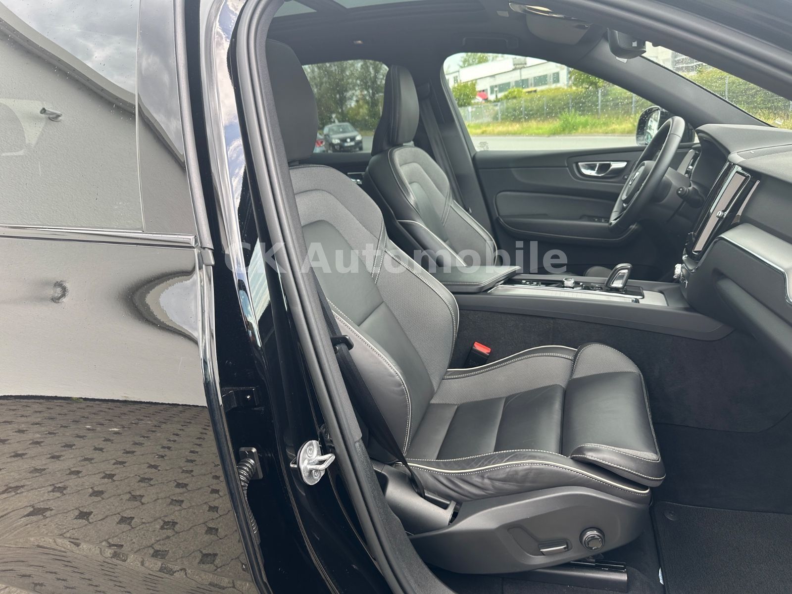 Fahrzeugabbildung Volvo XC60 R Design 2WD/Navi/Pano/Kamera/LED