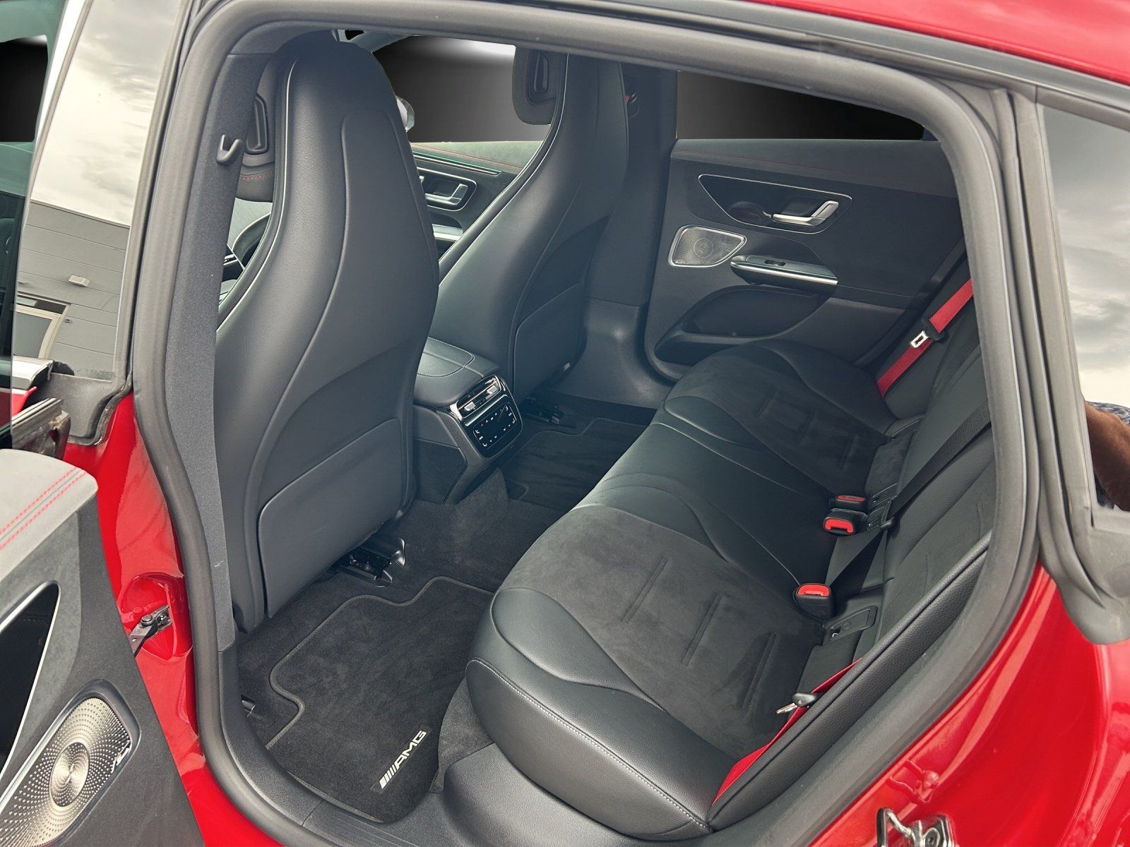 Fahrzeugabbildung Mercedes-Benz EQE350 AMG Prem AIRMATIC Memo DISTRO AHK 4,5°HAL