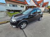 Dacia Sandero TCe 90 Stepway - Dacia Sandero: Schwarz