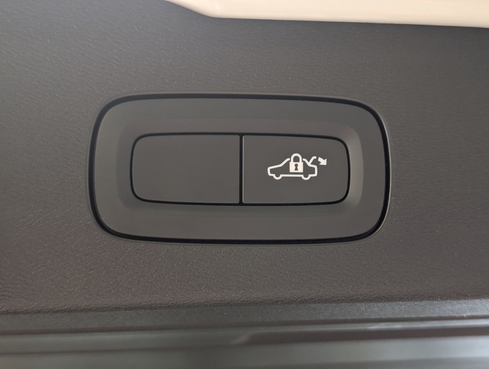 Fahrzeugabbildung Volvo V60 T8 R-Design AWD H/K Cam HUD StHz Pano AHK
