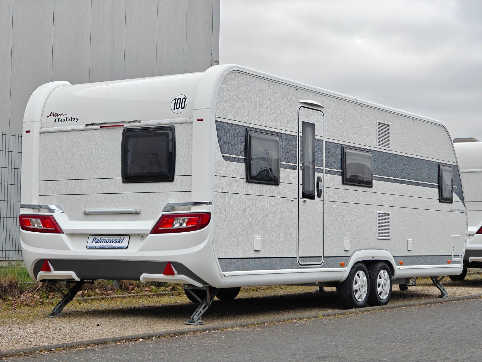 Fahrzeugabbildung Hobby De Luxe Edition 650 KMFe - Etagenbetten, 2x Sitz