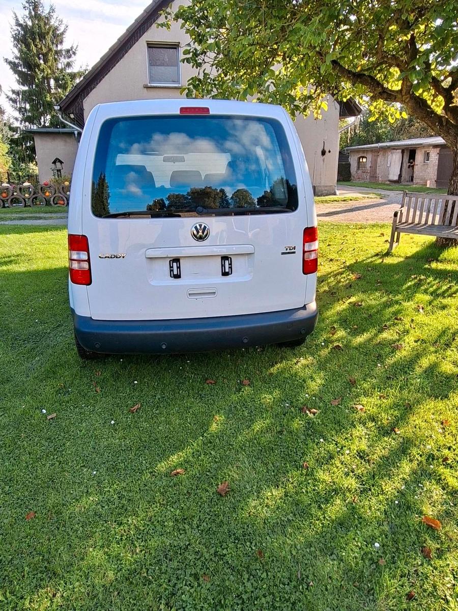 Volkswagen Caddy 2011 — rear view
